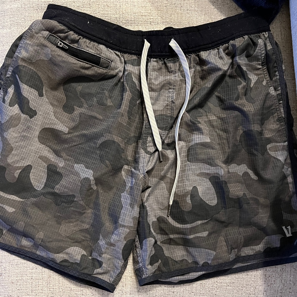 Vuori Shorts (Size L)